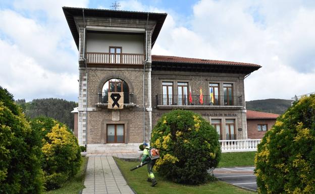 Los Corrales de Buelna se une al luto oficial
