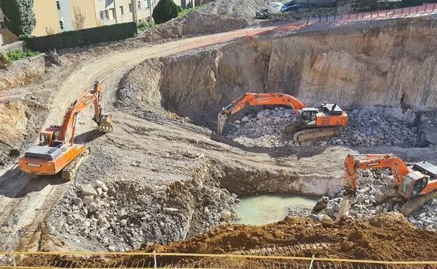 Una familia afectada por los ruidos de las obras de Tabacalera se querella contra César Díaz