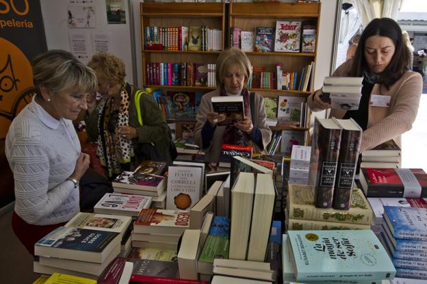 El Ayuntamiento apoya a las librerías con la compra de obras que llevará a los barrios de Santander