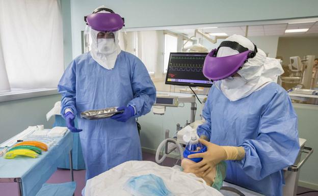 El Hospital Virtual Valdecilla ha fabricado 5.500 hisopos en una semana