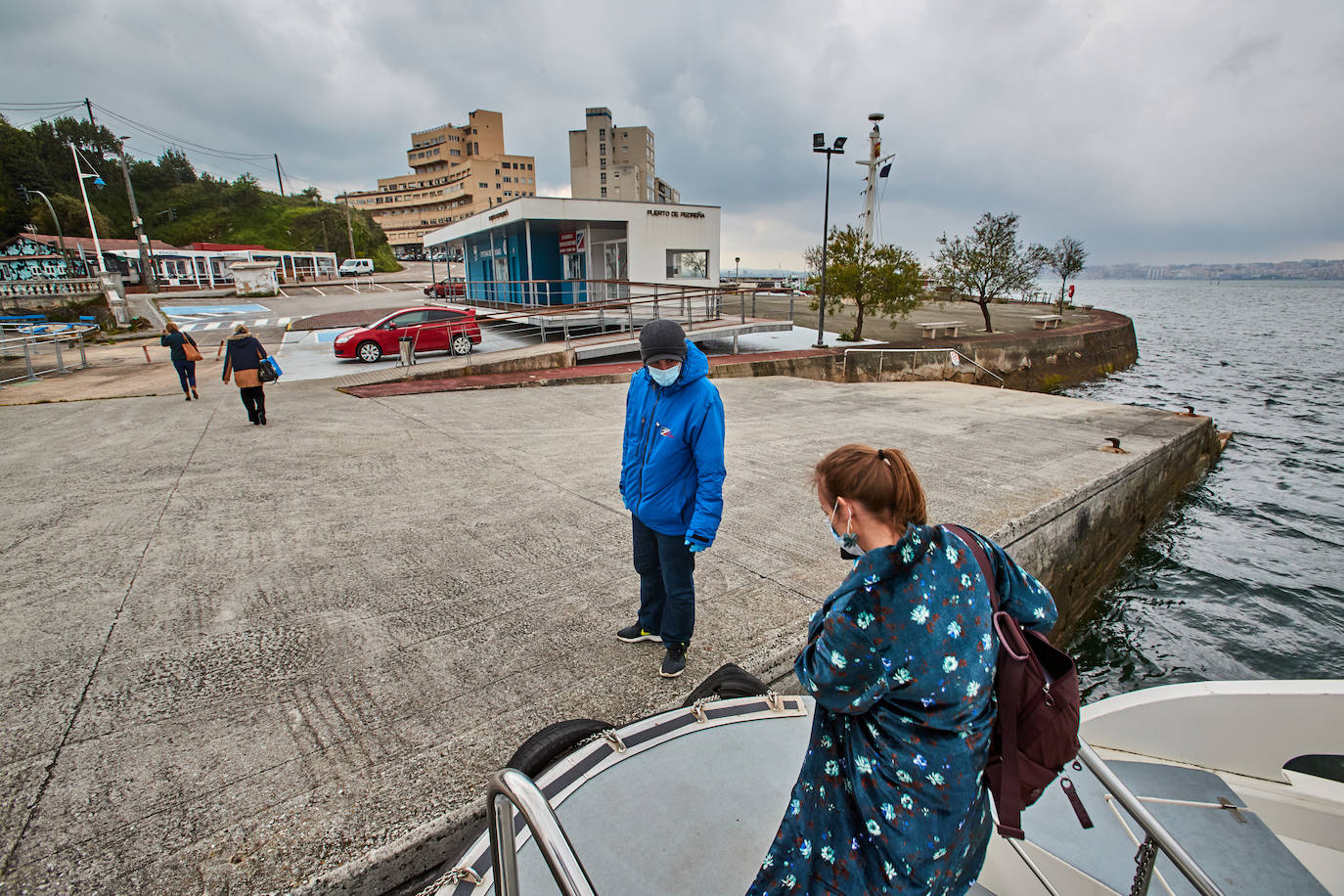 Las pedreñeras siguen cruzando la bahía