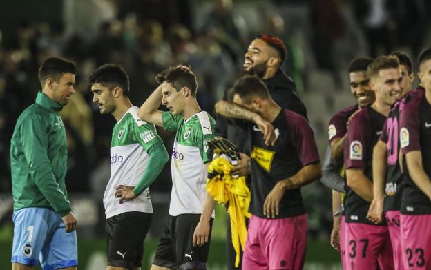 La plantilla del Racing, contraria a que LaLiga haga test cuando aún escasean para sanitarios