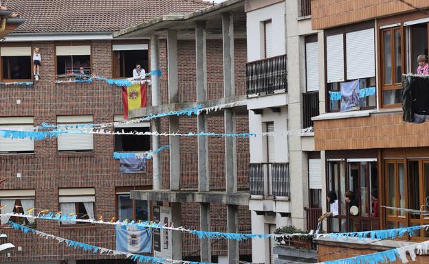 San Vicente se entrega a La Folía desde los balcones