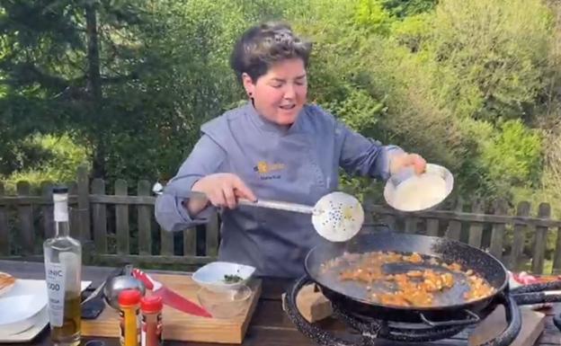 Así hace el arroz marinero la chef de El Redoble