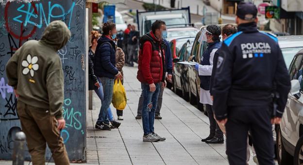 El virus dispara la pobreza en Cantabria y las llamadas para pedir ayuda de primera necesidad