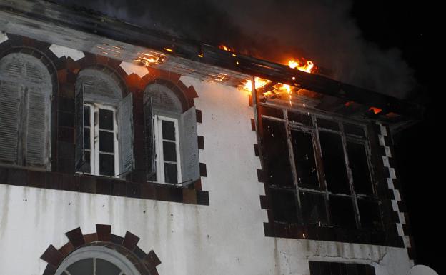 Una colilla, posible causa del incendio que calcinó la Casa de los Bedia de Suances