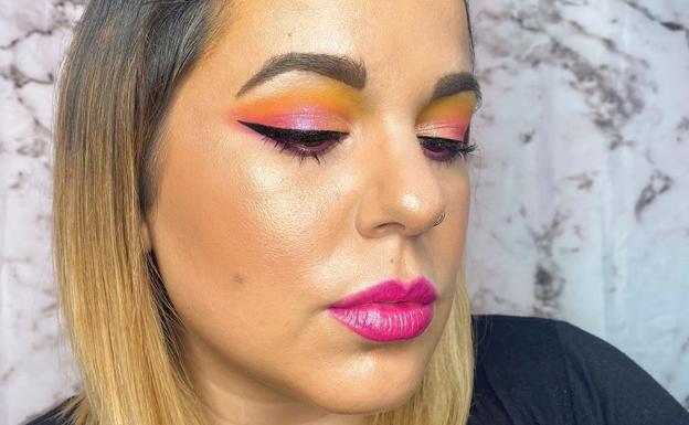 Apuesta por la tendencia con este maquillaje neón