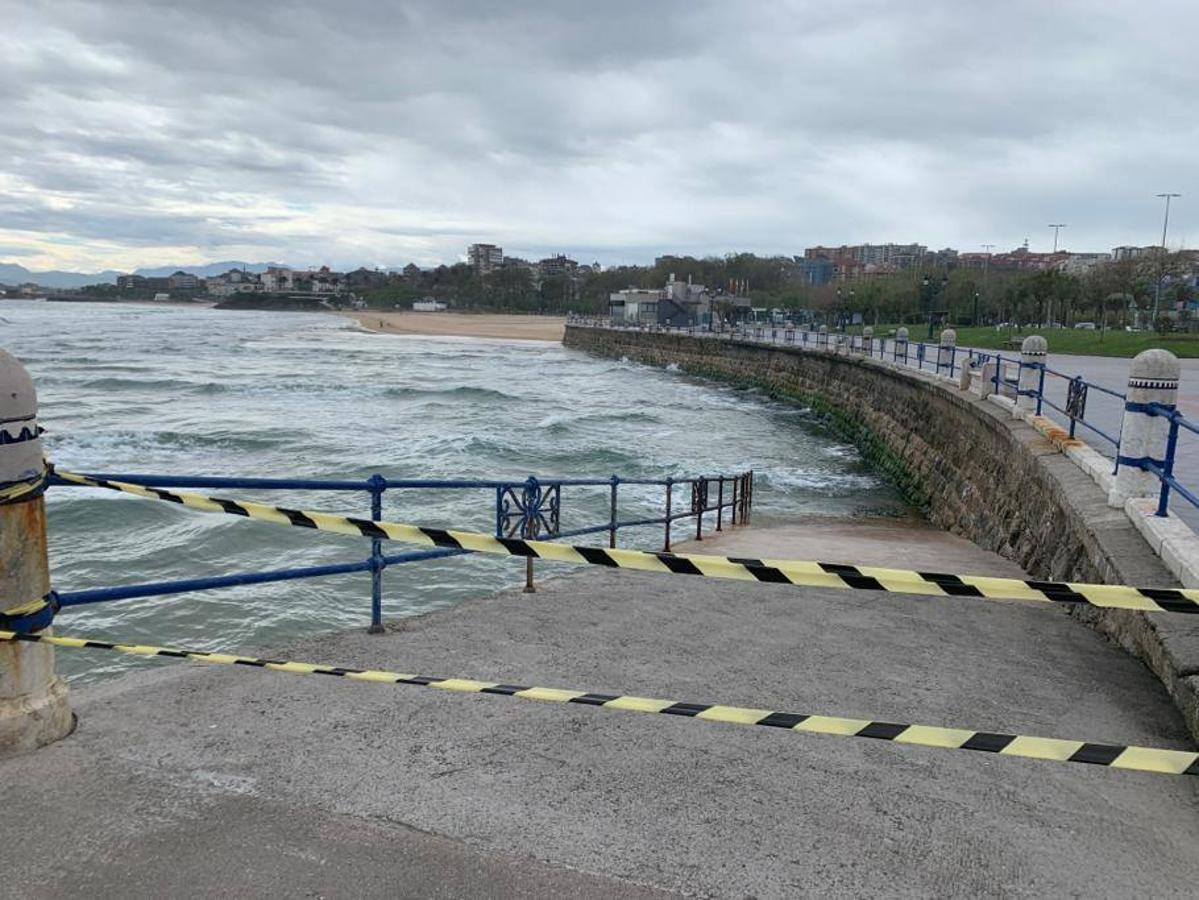 Un paseo por la costa cántabra, en alerta amarilla por fuerte oleaje