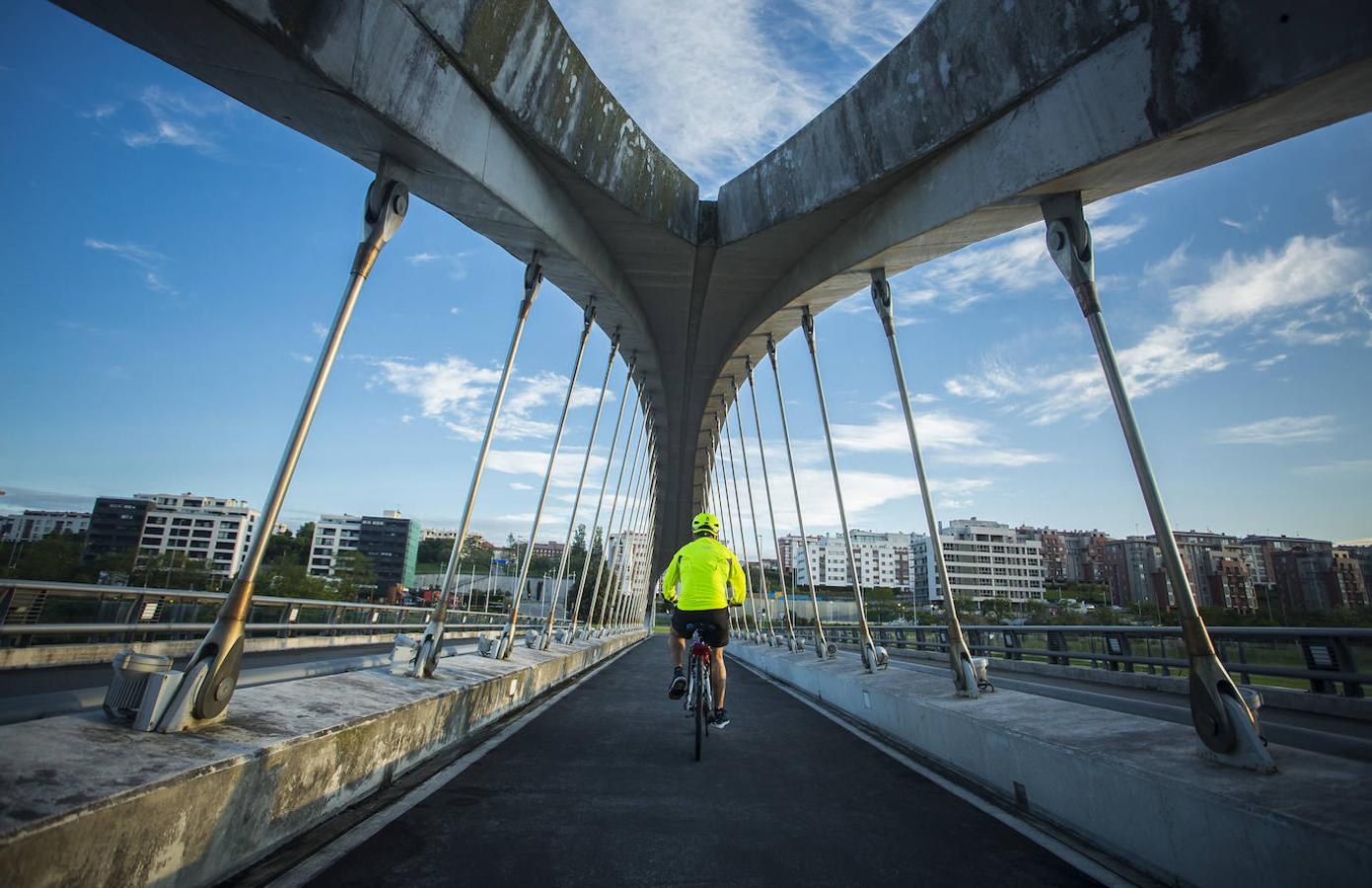 Los santanderinos reaniman la ciudad a golpe de bici y caminatas