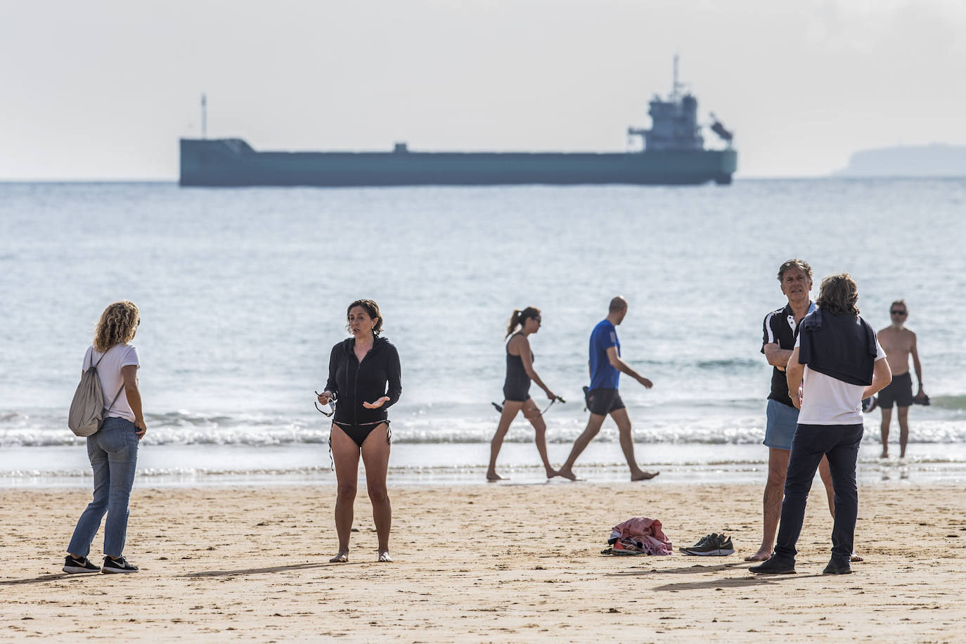 Los santanderinos aprovechan el día de playa