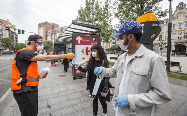 El transporte público se pone la mascarilla