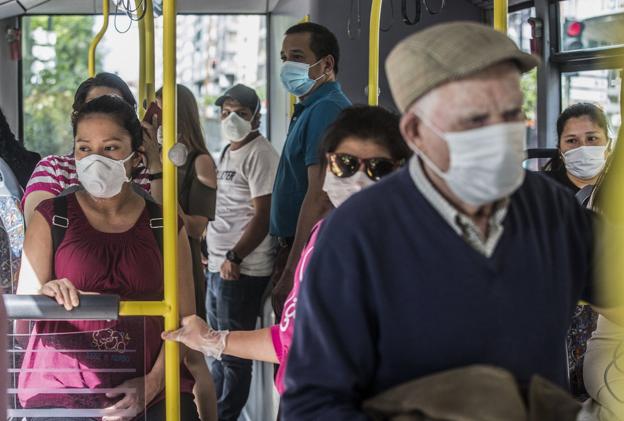 El transporte público cumple con la obligación de la mascarilla: ¿y la distancia?