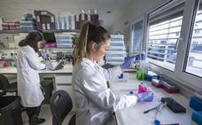 Dos investigadoras en los laboratorios del Idival./Roberto Ruiz