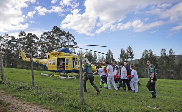 Un vecino de Santibáñez, rescatado por el helicóptero del 112 tras sufrir una caída en bici