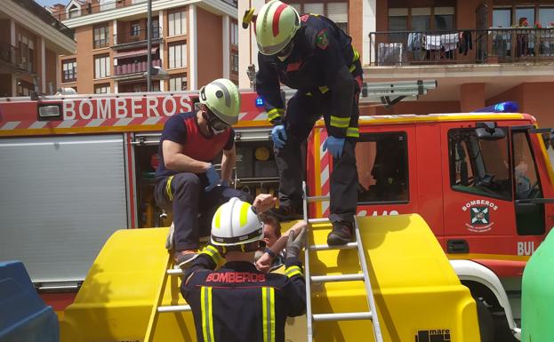 Los bomberos de Castro rescatan a un hombre que se cayó dentro de un contenedor