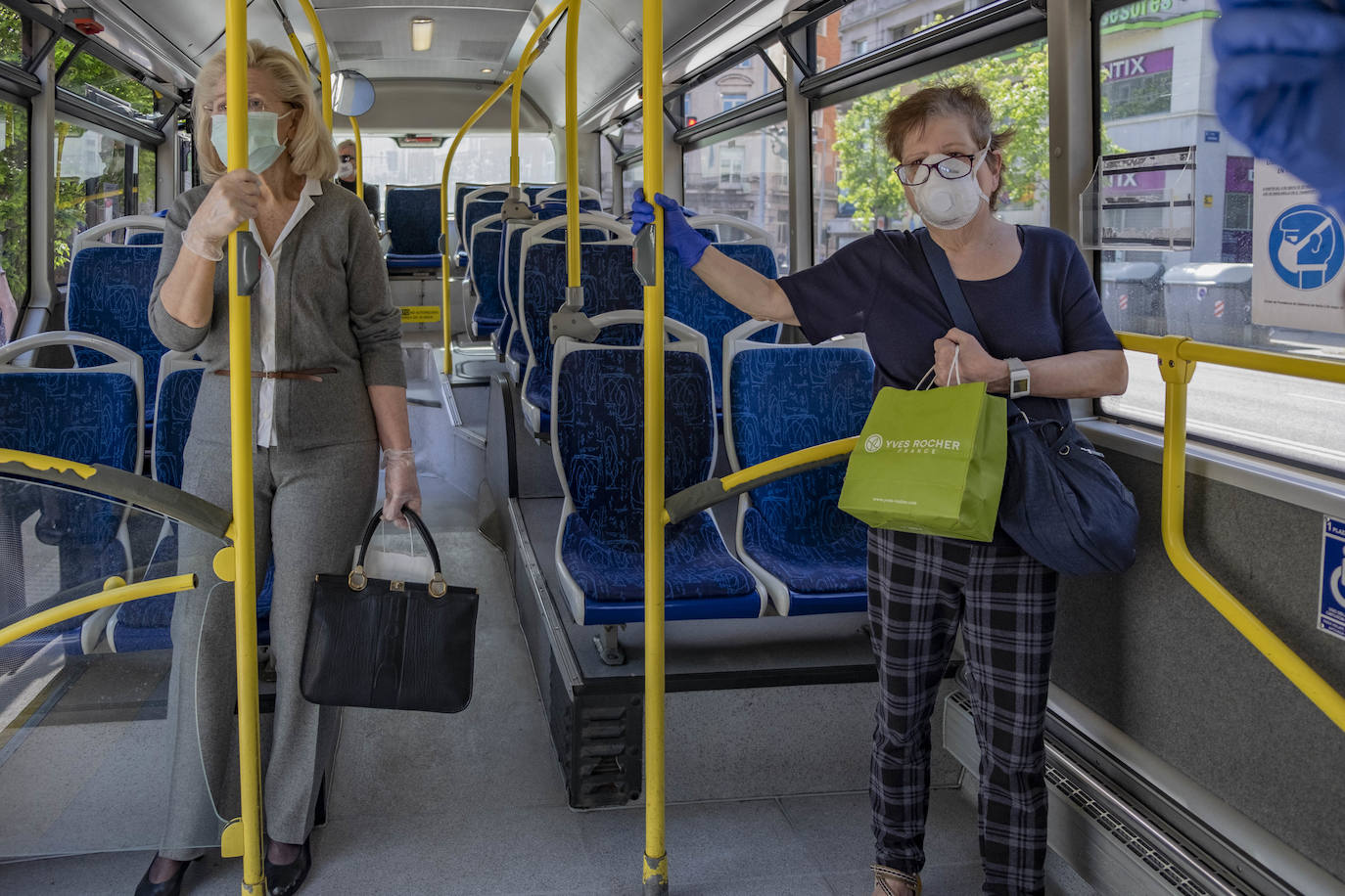 Mascarillas y distancia de seguridad en los autobuses de Santander