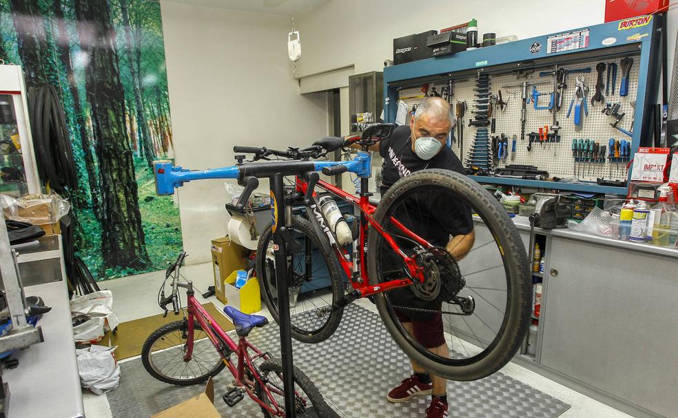 Bonanza para los talleres de bicicletas: «Estamos a tope»