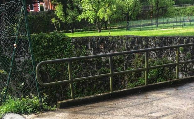 El Ayuntamiento repara el puente del Ferial de Beranga hacia el barrio de La Carrera