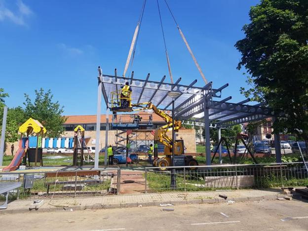 Meruelo reanuda las obras para cubrir su parque infantil más céntrico