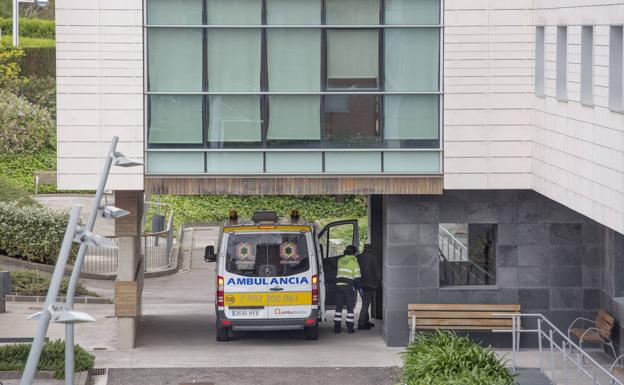 El consejero de Sanidad denuncia que las residencias privadas «no han estado a la altura»