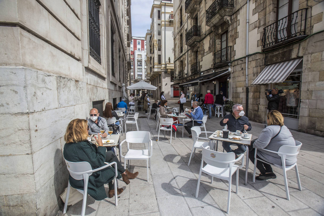 La fase uno arranca con el comercio abierto y las pocas terrazas disponibles llenas