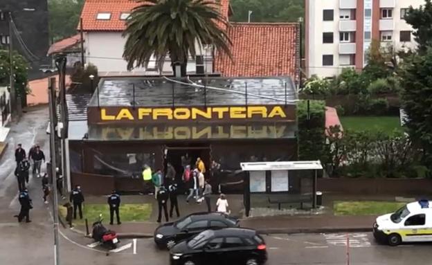 La Policía Local sanciona a tres terrazas de Santander por saltarse las normas del estado de alarma