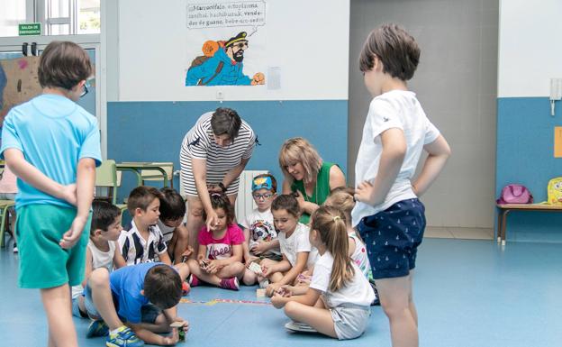 Polanco consulta entre a las familias sobre la organización del campamento urbano de verano