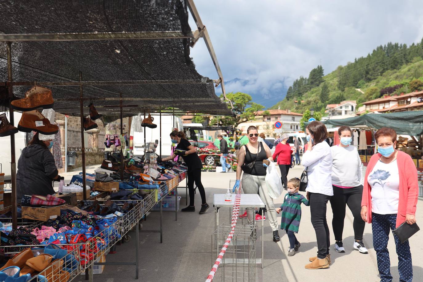 Reapertura del mercadillo de Potes tras el confinamiento