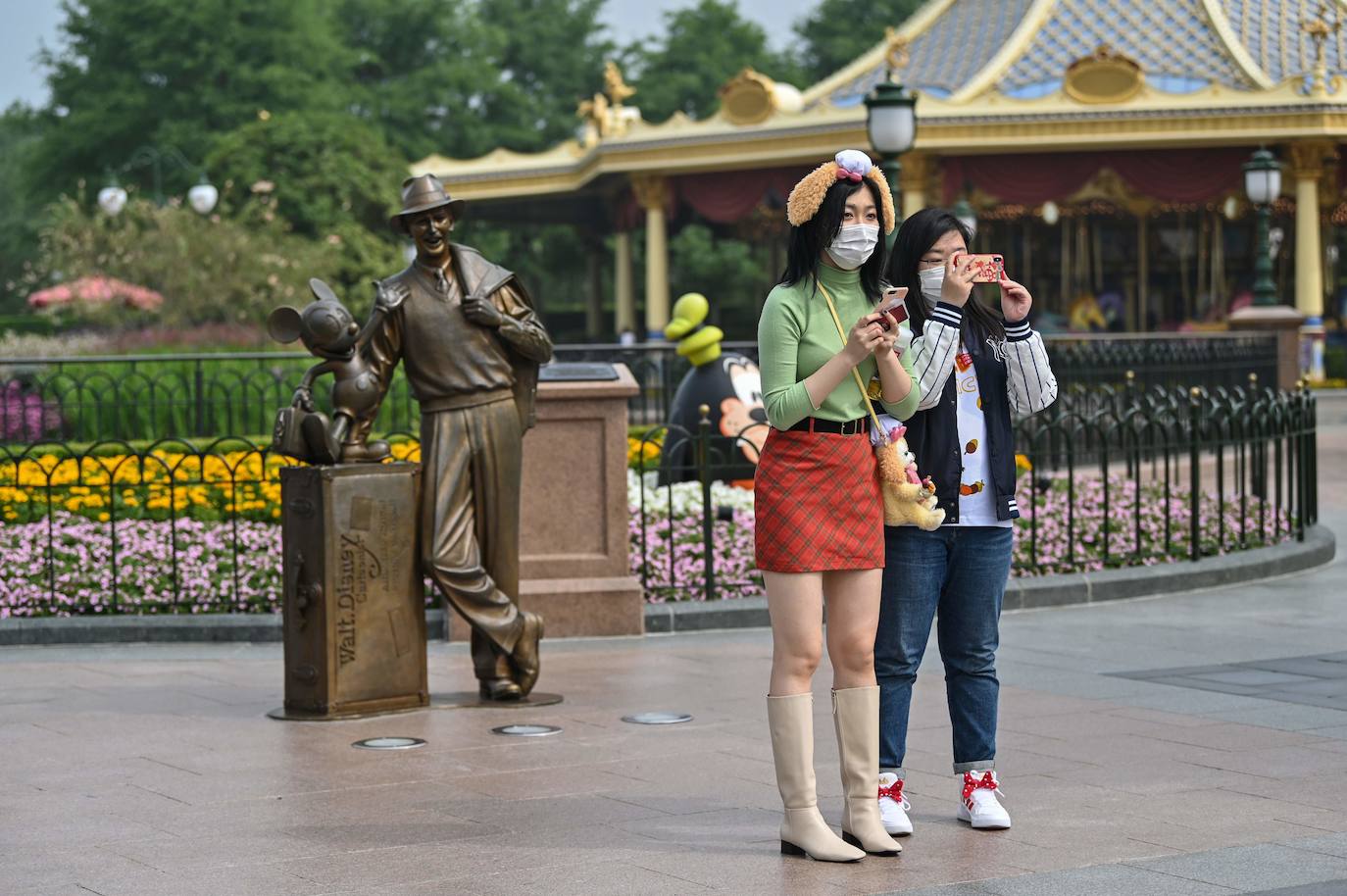 Disneyland Shanghái reabre sus puertas y los turistas van con mascarilla