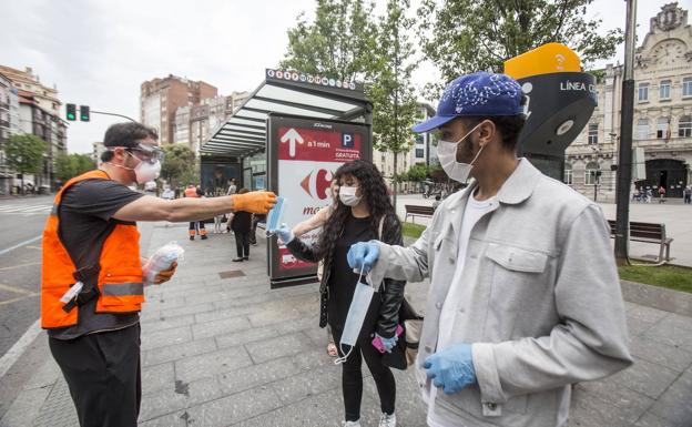 El Gobierno ya plantea que el uso de la mascarilla sea obligatorio en la calle