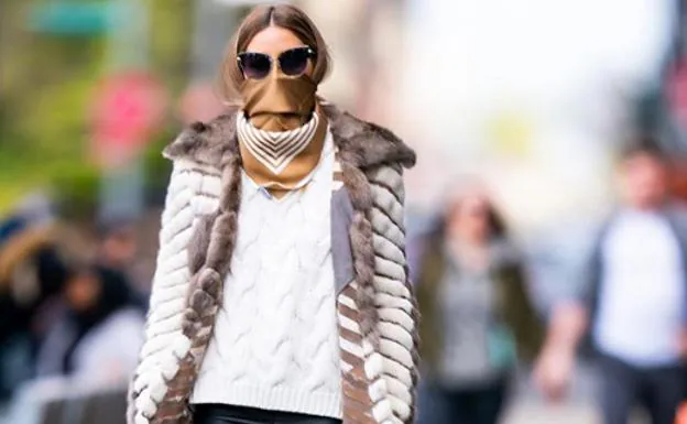 Olivia Palermo enfada a sus fans por cubrir su rostro con pañuelos de lujo: «Se ve que la mascarilla no es 'fashion'»