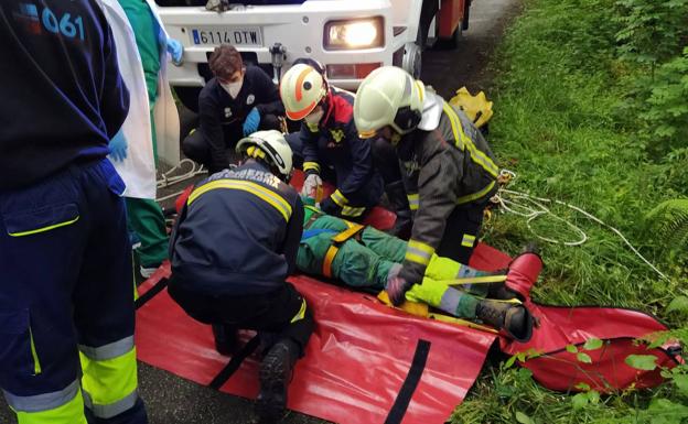 Herido grave al caer por la ladera del río Asón cuando trabajaba en la limpieza de cunetas