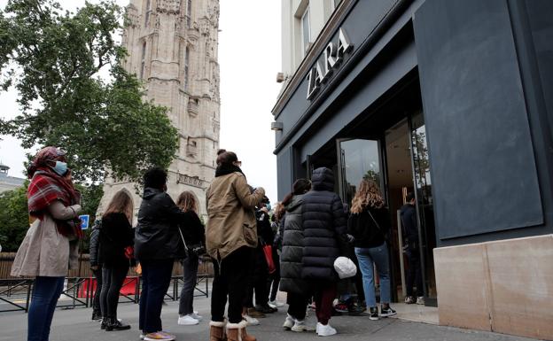 Zara reabre sus tiendas en Francia con unas colas kilométricas sin distancia de seguridad