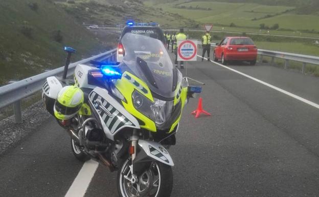 Controles en las carreteras cántabras para impedir la llegada de foráneos por el puente de San Isidro