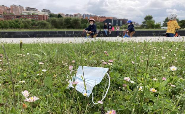 Comienzan a aparecer mascarillas y guantes de plástico en la costa de Cantabria