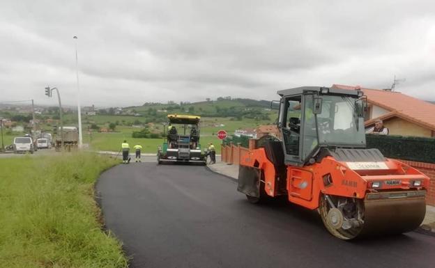 Meruelo asfalta la carretera de acceso al barrio Monar