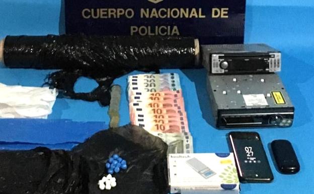 La Policía detiene a un hombre en Torrelavega con 19 papelinas de heroína, pero su compañero logra huir