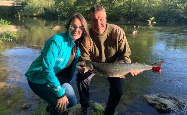 Bernabé Ortiz pesca el 'campanu' de Cantabria en el río Asón