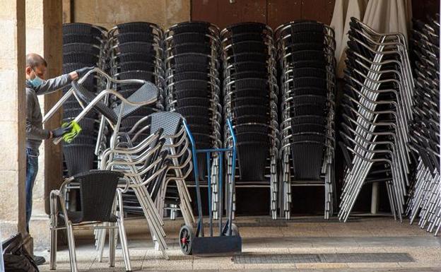 La Policía denuncia a diez bares de Santander por poner terrazas sin permiso