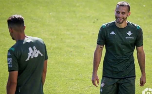 Sergio Canales vuelve a entrenar con el Betis tras superar una neumonía bacteriana