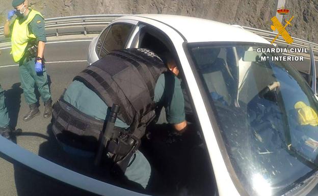 Dos detenidos cuando circulaban por la autovía A-8 con 30 bellotas de hachís en el coche