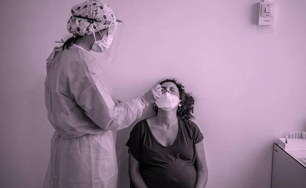 La guitarra de Toundra y el objetivo de Manu Brabo ilustran la pandemia