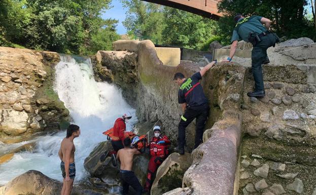 Una mujer cae por la presa de Puente Viesgo desde una altura de tres metros