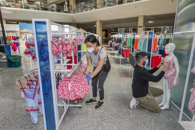 Los centros comerciales cuentan las horas para levantar las persianas