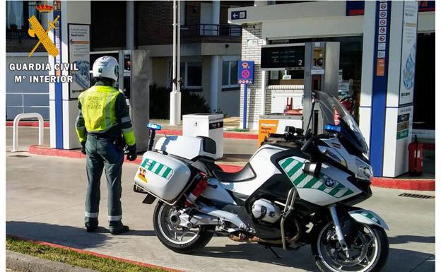 La empleada y clientes de la gasolinera de Gornazo arrebatan la caja registradora a un ladrón encapuchado