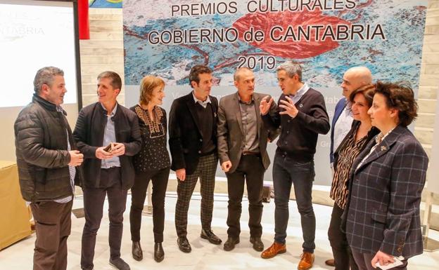 Cultura convoca sus premios de poesía, cuento y relato corto