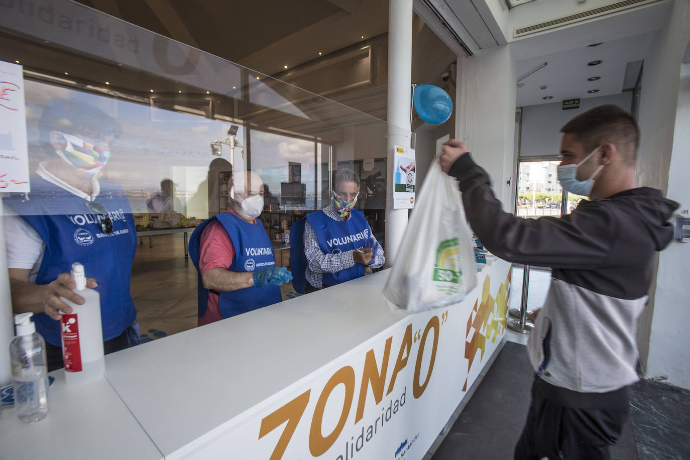 Revilla regalado su libro firmado a los donantes del Banco de Alimentos