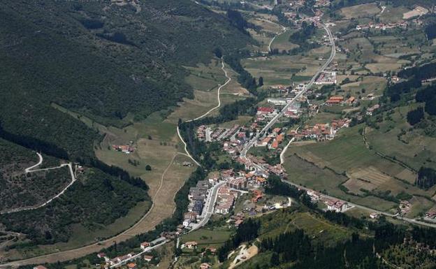 Detenido por negarse a usar la mascarilla y partir una botella en la cabeza de un guardia civil