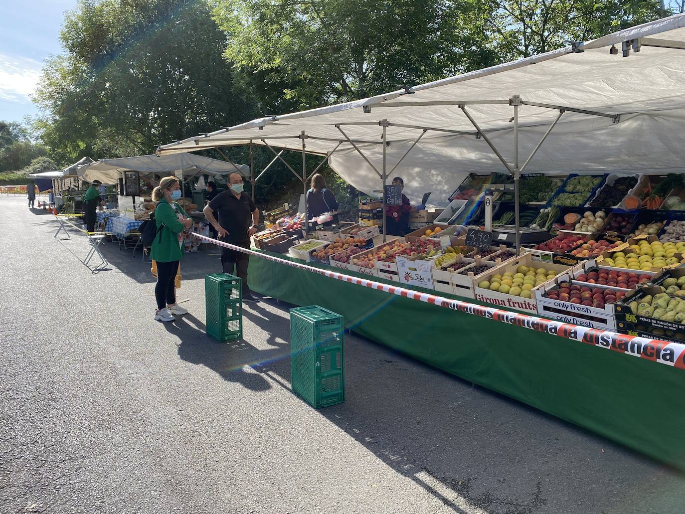 El mercadillo dominical de Cartes reabre sus puertas con una decena de puestos