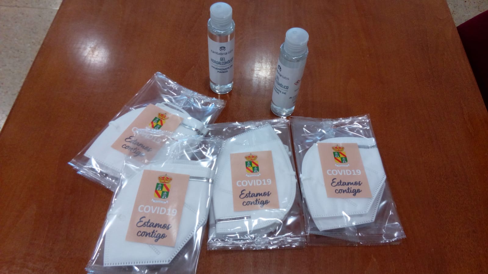 El Ayuntamiento de Cayón reparte 20.000 mascarillas donadas por dos familias del municipio